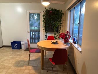 April Beautiful 2 bed/1 bath apartment for short-term lease 2
