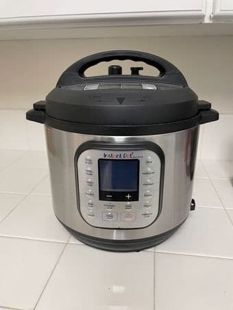 Instant Pot Duo Nova 6qt with accessories + Instant Pot Air Fryer lid 1