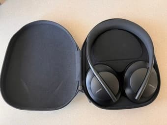 Almost new Bose 700 Noise-Cancelling Headphone 2