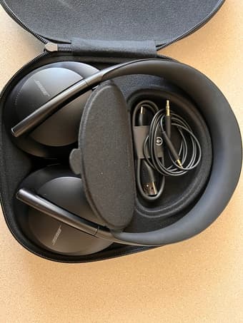 Almost new Bose 700 Noise-Cancelling Headphone 3