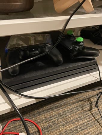 ps4 pro 1TB - very good condition 1