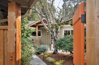 Attractive commuter room in beautiful, large Los Altos home 1