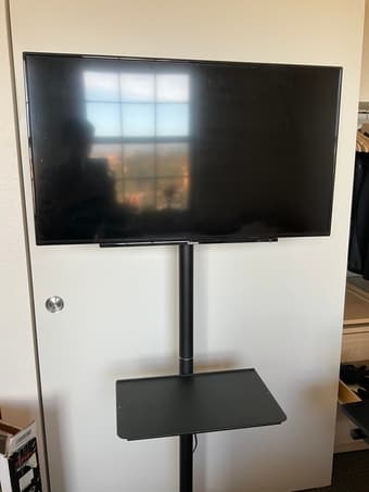 TV 40 inch 1080p HD Toshiba Flatscreen 2