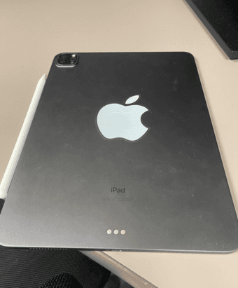 IPAD Pro 11in + apple pencil 2 128GB perfect condition 1