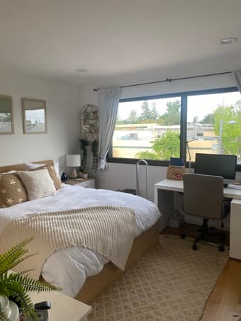 1 bedroom in a 2 bedroom sublet available from mid-june to mid-septemb 1
