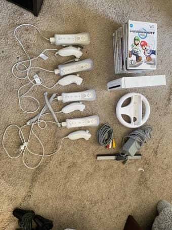 Wii + 4 Controllers + Games 1