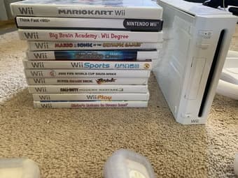 Wii + 4 Controllers + Games 2