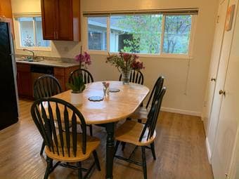 [June-July] bed + private bath in downtown Menlo Park with parking! 2