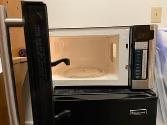 Oster OGG61101 1.1 cu. ft. Microwave Oven for Sale 2