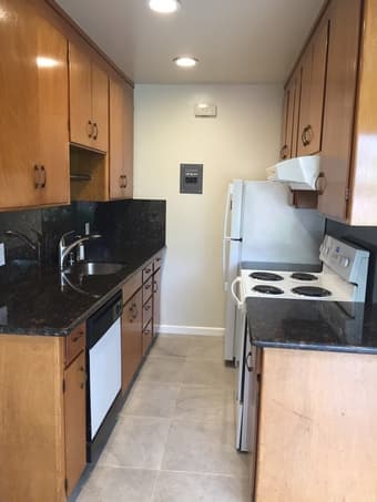 2 Br /1.5 Ba townhouse walking distance to campus (College Terrace) 1