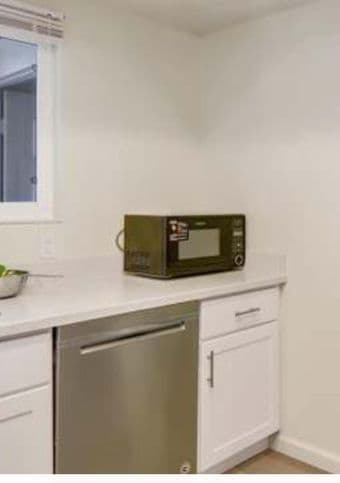 Microwave with 1000watts in good condition for sale 1