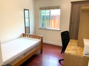 Furnished room for rent near Stanford 1
