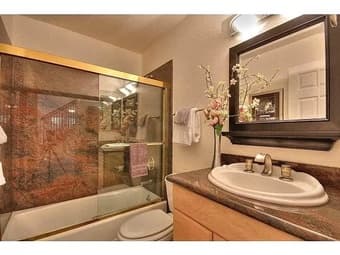 BEAUTIFUL SUNNY BEDROOM - PRIVATE BATH + ENTRANCE 3