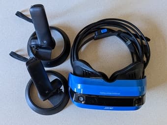 Acer VR headset with controllers 1
