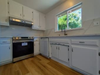 3 Bedroom 2 bathrooms with large backyard 3