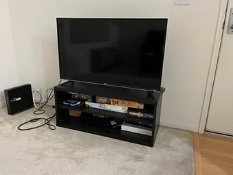32 Inches TCL - Roku TV and TV Stand 1