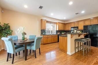 4 Bedroom / 2 1/2 bath spacious house at Univ Sq (behind Home Depot) 3