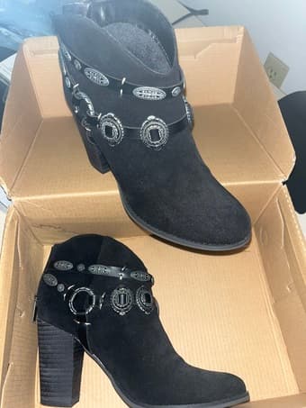 Unworn size 6 black heeled boots 2