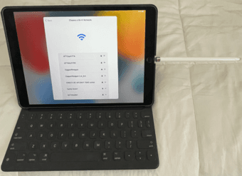 iPad Pro 10.5'' with Smart Keyboard and Apple Pencil - Great Condition 1