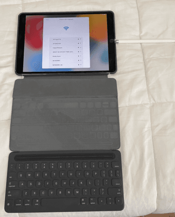 iPad Pro 10.5'' with Smart Keyboard and Apple Pencil - Great Condition 2
