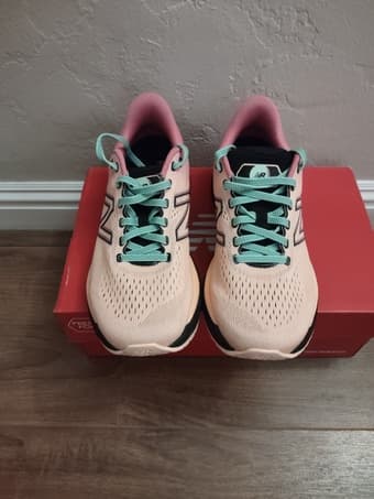 Women's 8.5 Wide New Balance 2