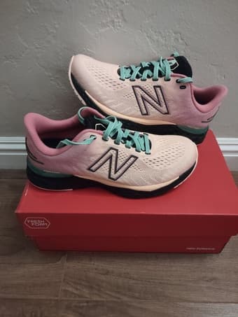 Women's 8.5 Wide New Balance 1