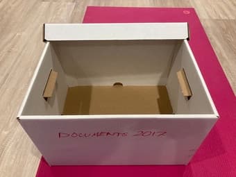 【FREE】 Lidded white cardboard storage boxes with handles & lid 3