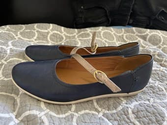 Clarks soft cushion leather flat shoes / size 9 2