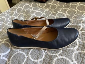 Clarks soft cushion leather flat shoes / size 9 3