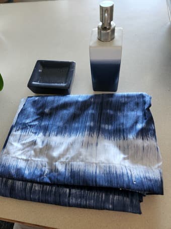 Shower curtain + soap dispenser 1