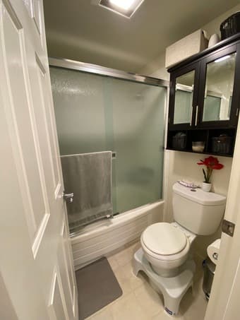 Stylish/furnished/1 bed-1bath unit with AC / all utilities included 3