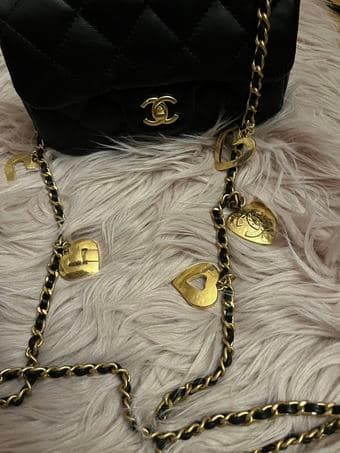 BRAND NEW Chanel 22B quilted heart flap bag in black w/ dust bag + tag 3