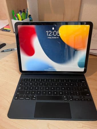 iPad Air (4th Generation) WiFi + Smart Keyboard + iPad Pencil 1