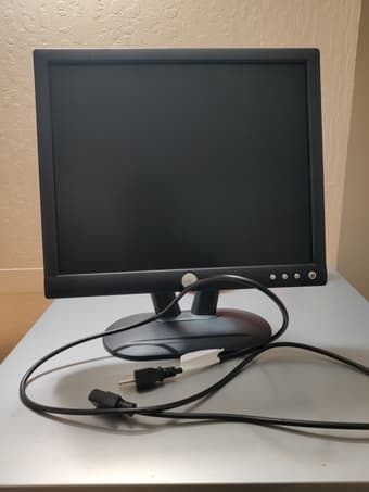 17 inch Dell monitor 1280 x 1024 @ 75 Hz 1