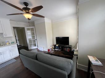 Charming prime downtown 1B/1B apartment. 8 minute walk to campus 2
