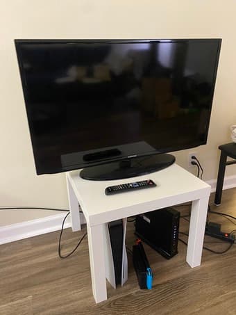 Samsung 32-Inch Smart TV and TV Stand 1