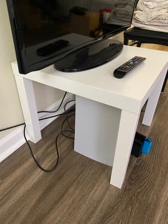Samsung 32-Inch Smart TV and TV Stand 2