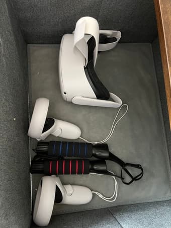 Oculus Quest 2 128 GB VR headset with grips 1