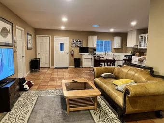 1B1B 10mins driving from Stanford 1