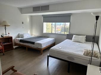 Co-renting lovely secure master bedroom next to Stanford [Feb move-in] 2
