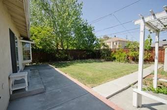 Cosy room in a furnished 5BR/3.5BA just off of Oregon and Alma 1