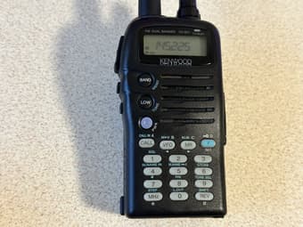 Kenwood TH-G71 ham radio handheld transceiver in great condition 2