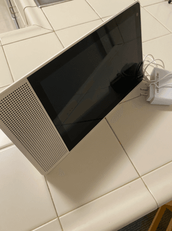 Selling Lenovo Smart Display with Google Assistant 1