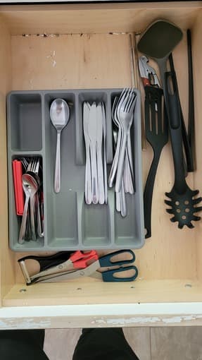 Free kitchen items (silverware, etc) 1