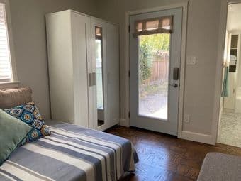 Cozy Studio Apartment - Available 1 Feb 4