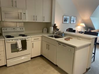 Munger Top Floor Studio Sublet 3/13-4/3 2