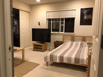 Looking for: 1 housemate in a large 5-bedroom home; move-in April/May 3