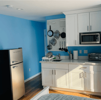 Studio, fully furnished, kitchenette, private bathroom & entrance 2