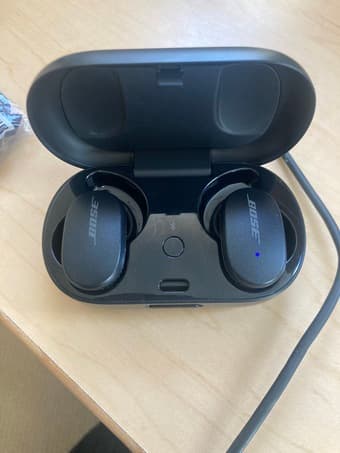 Bose Quiet Comfort earbuds with charging case 2