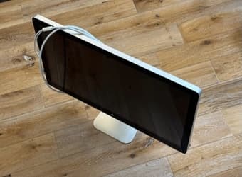 Apple Thunderbolt Display + USB-C adapter 1